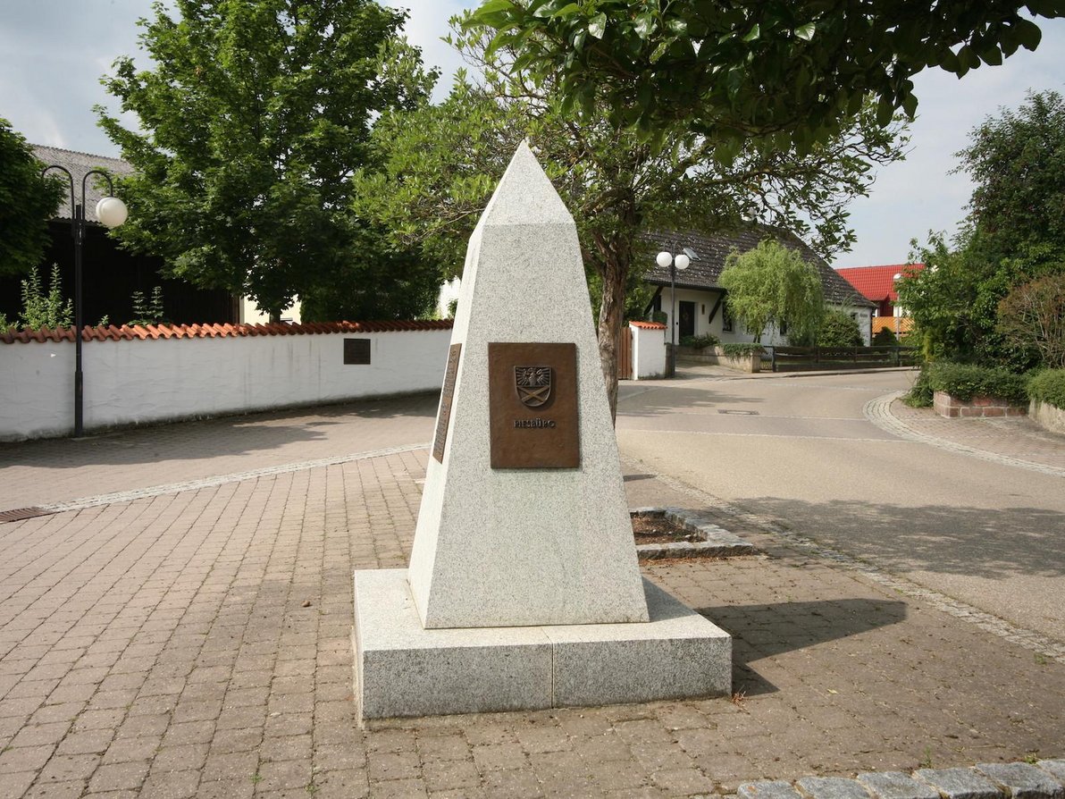 Obelisk am Platz von Esvres